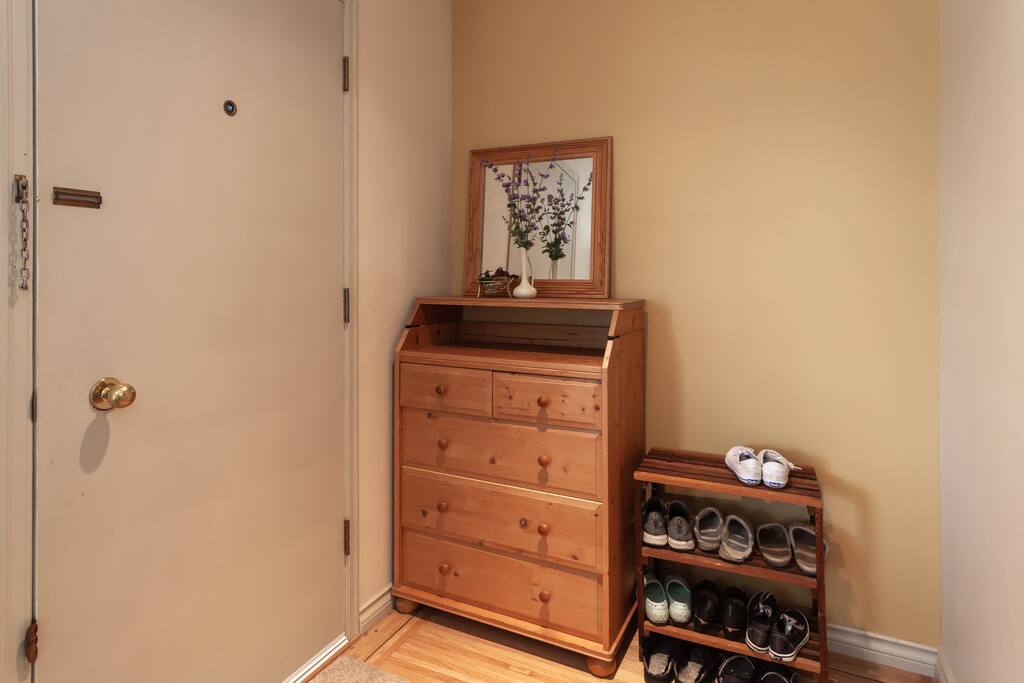 进门脱鞋,花园里的小花欢迎你。
Shoes should be off when you enter the house. There is a wooden shoe rack inside the house, right beside the entrance door.