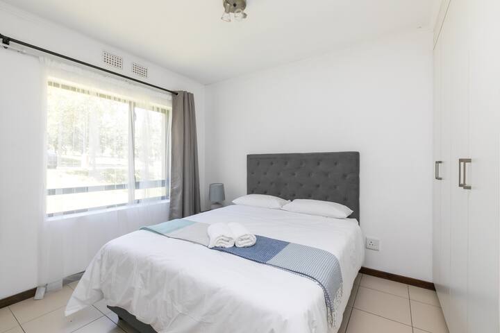 ห้องนอนเตียงควีนไซส์เหมาะสำหรับการนอนกอด