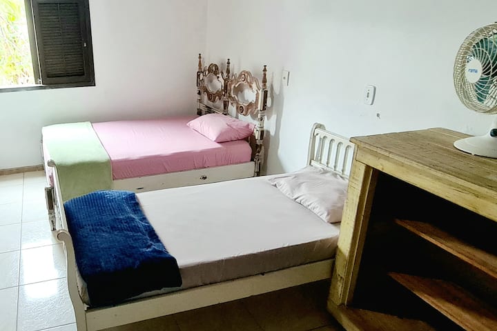 Chumba; Ina kitanda cha watu wawili kilicho na shuka, mito miwili yenye mito na blanketi.
Kitanda cha mtu mmoja kilicho na shuka, mto, sanduku la mto na blanketi.
Bafu.