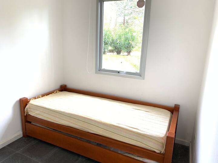 Cuarto de servicio o huéspedes. Se accede por patio interior desde cocina o desde baño pasillo. 