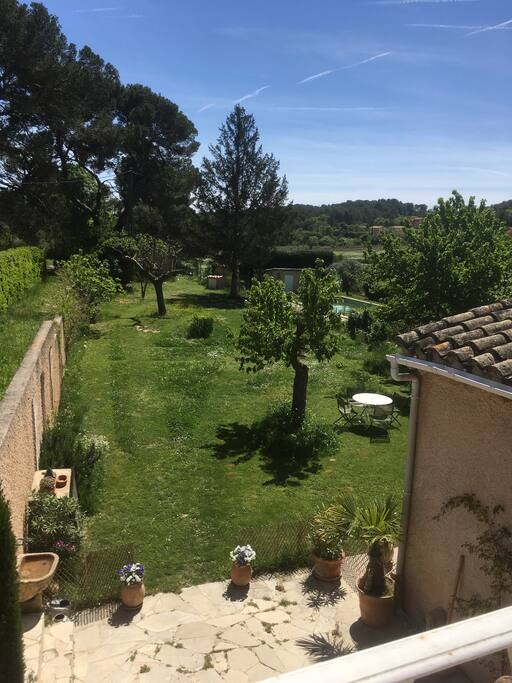 vue depuis la terrasse (piscine au fond à droite)