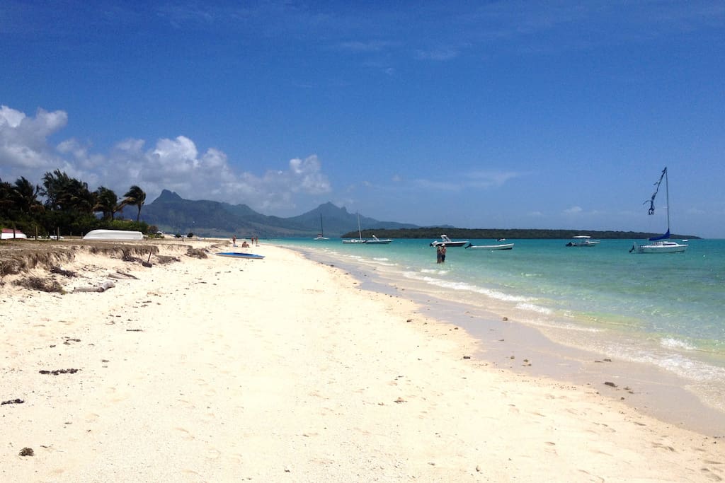 la plage juste devant
