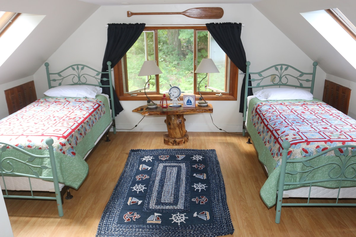 Морска стая с 2 единични легла