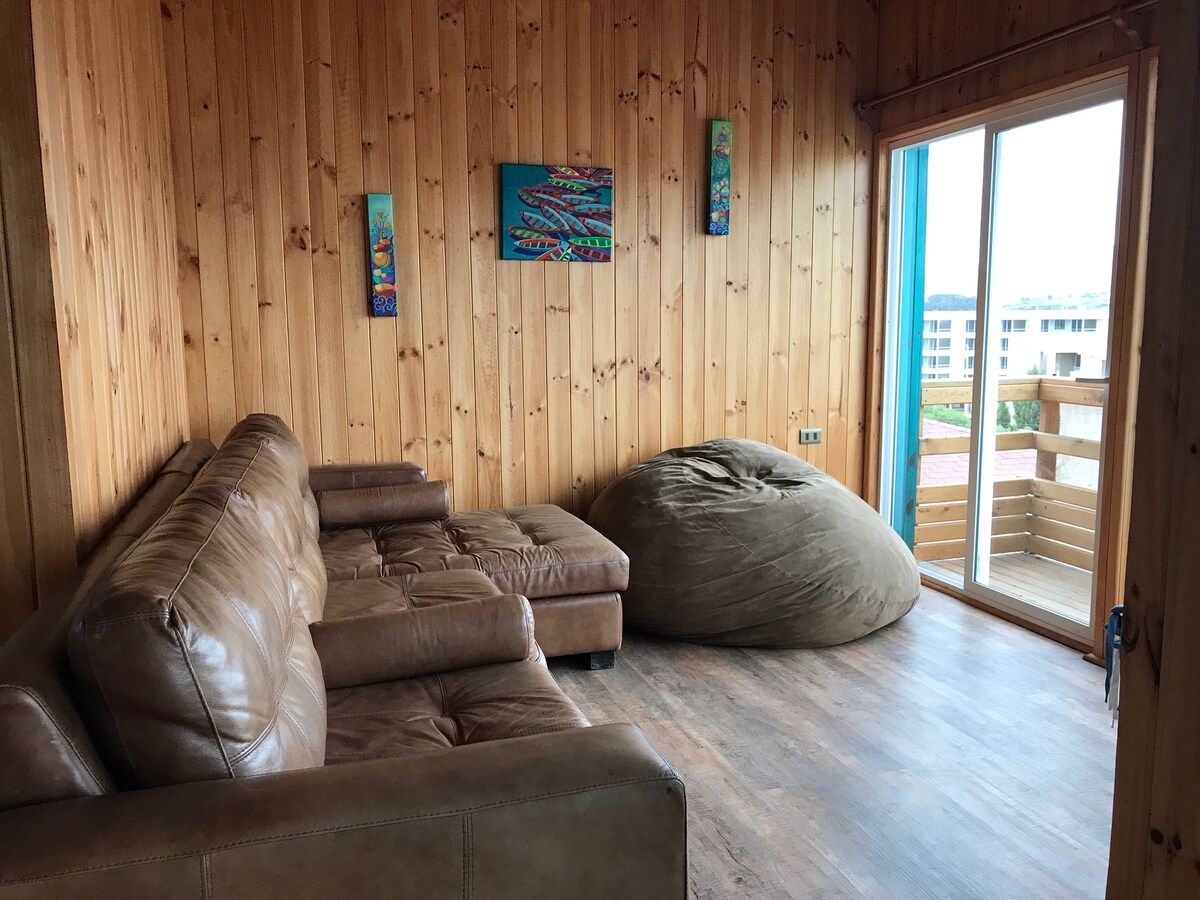 تفتح حقيبة الفاصوليا وتتحول إلى سرير بمقعدين 