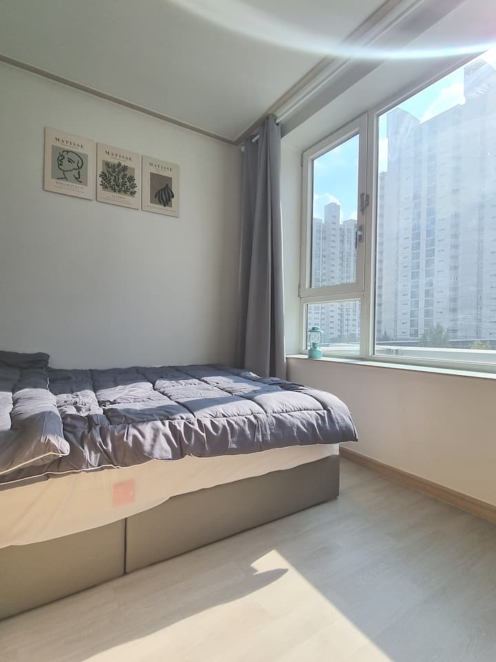 Стая 1: двойно легло + тоалетка + прозорец + гардероб