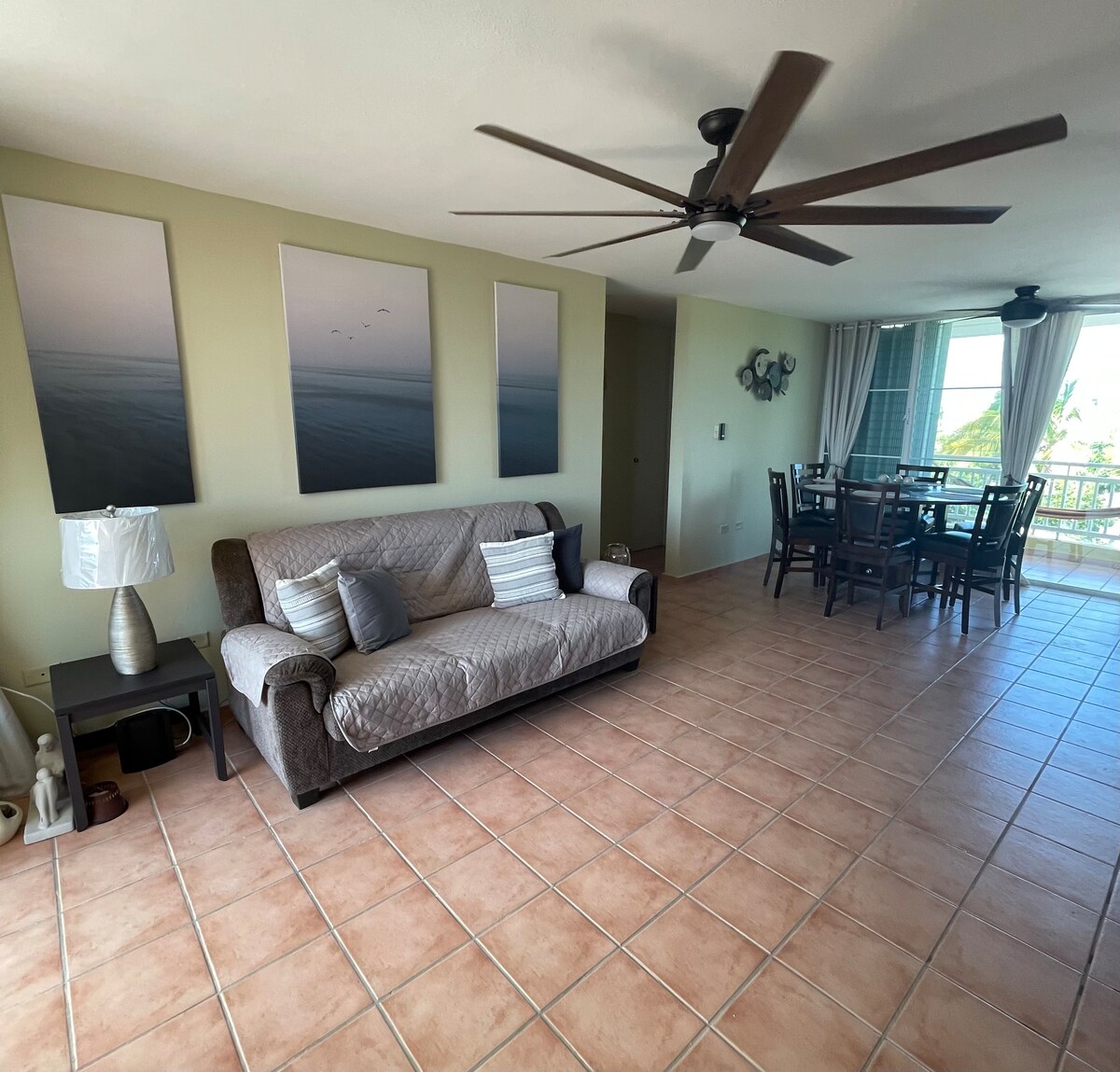 De woonkamer heeft een slaapbank, een smart-tv met Netflix-toegang, een entertainmentstandaard heeft bordspellen, strandhanddoeken. Afstandsbedieningsventilator