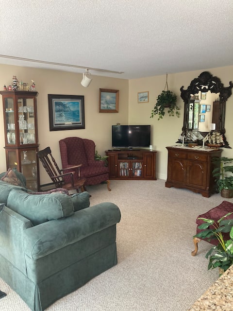 Popular Airbnb listing: Lovely 2 bedroom condo, 400 ft from sandy beach in Old Orchard Beach