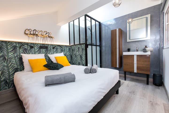 楼上卧室配有淋浴间和水槽/地板上配有淋浴间和水槽的房间