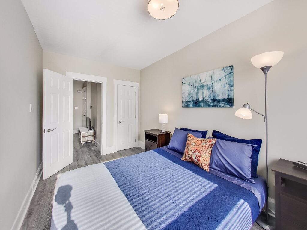 第二间卧室配备标准双人床和衣柜。