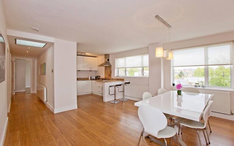 Stunning and Spacious Penthouse on Sloane Avenue gallery image 5