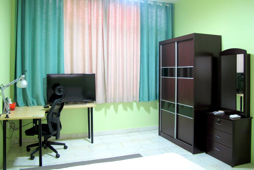 Curtains for privacy and for nap time by blocking out natural lighting in the middle of the day
玩得太累,或工作的太累了?想在中午时分迷上双眼歇息一下也行。把窗帘拉上后房间将暗下。