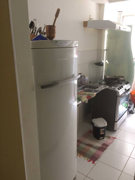 Cozinha com Fogao e geladeira.