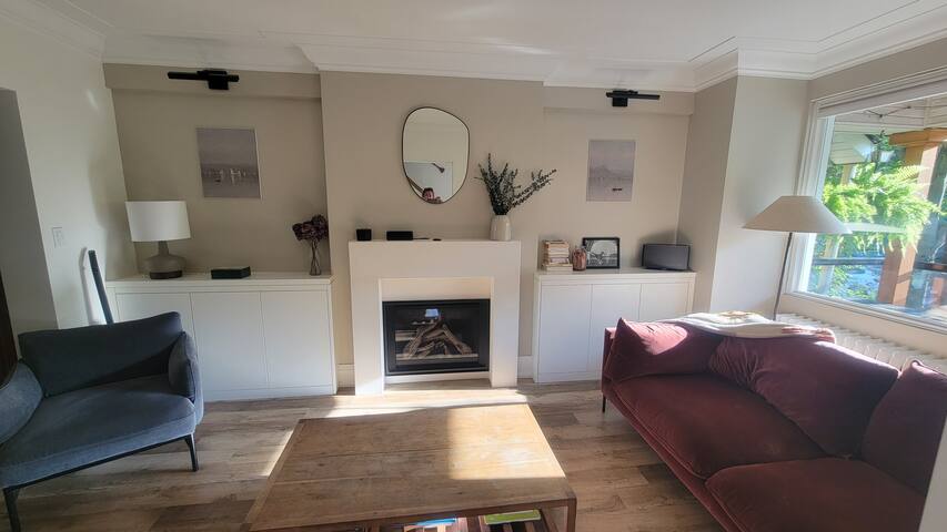 Beautiful beach house in the heart of the Beaches gallery image 2