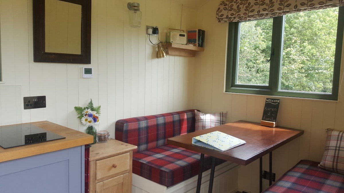 起居空间-这个区域变成一张舒适的双人床。 