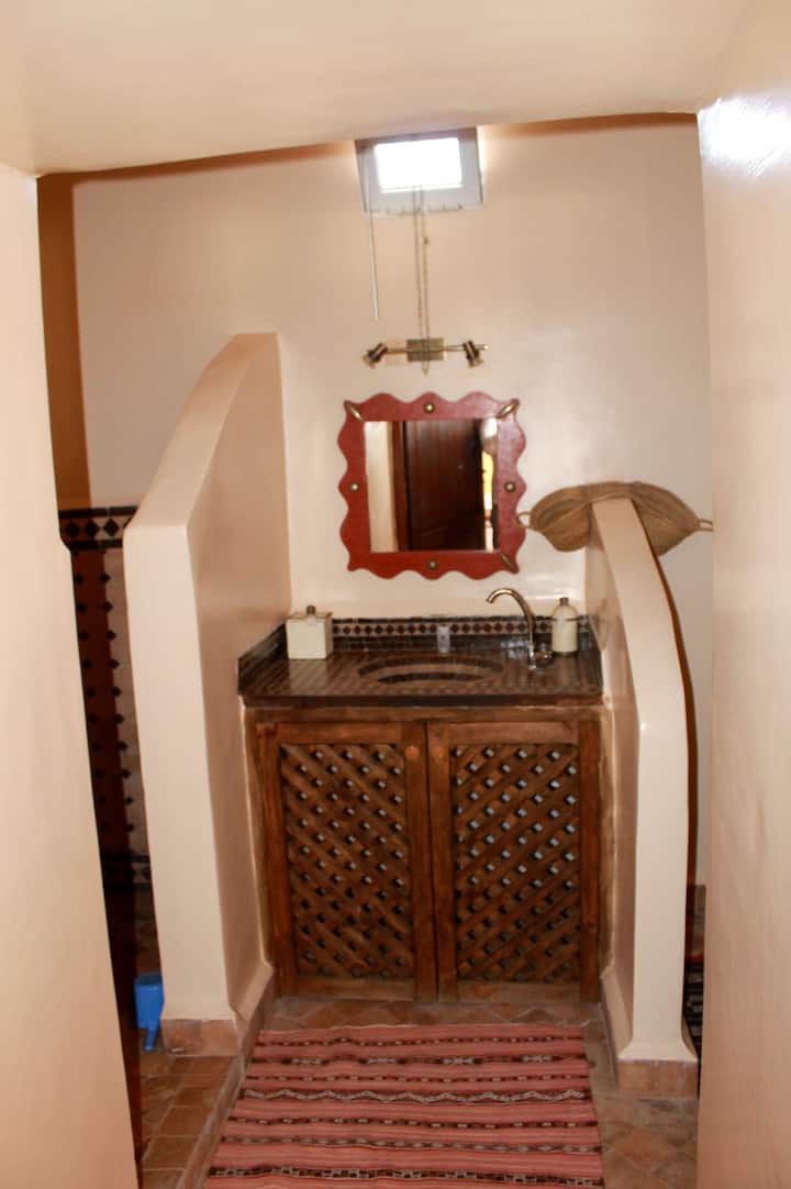 נוף לכיור בחדר הרחצה