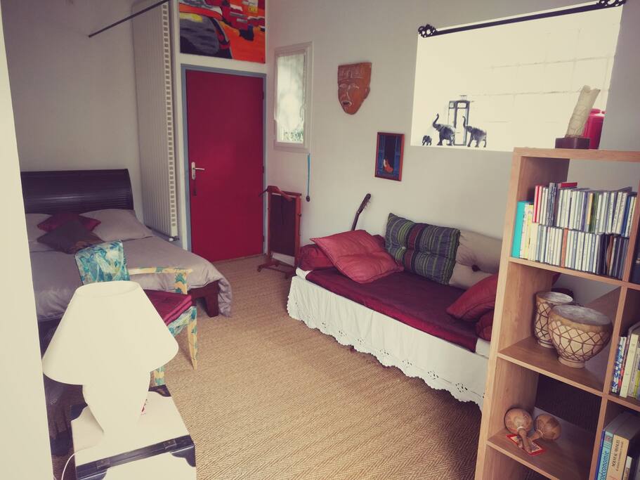 Petit fauteuil et coin bibliothèque