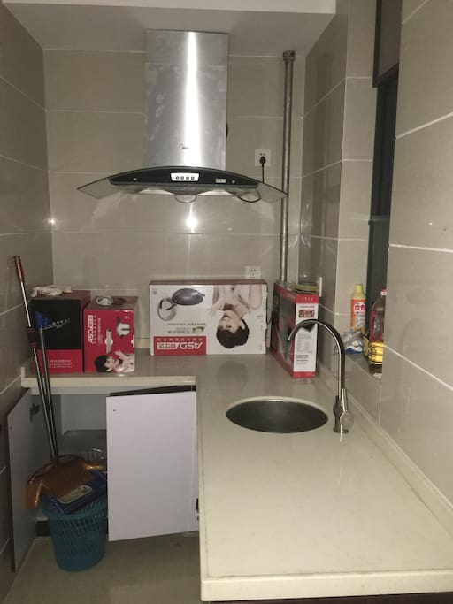 厨房用具可满足1-2个人简单用餐,当然如果你愿意花点时间坐公交去文昌市中心菜市场或海边市场买海鲜也可以享受大餐!