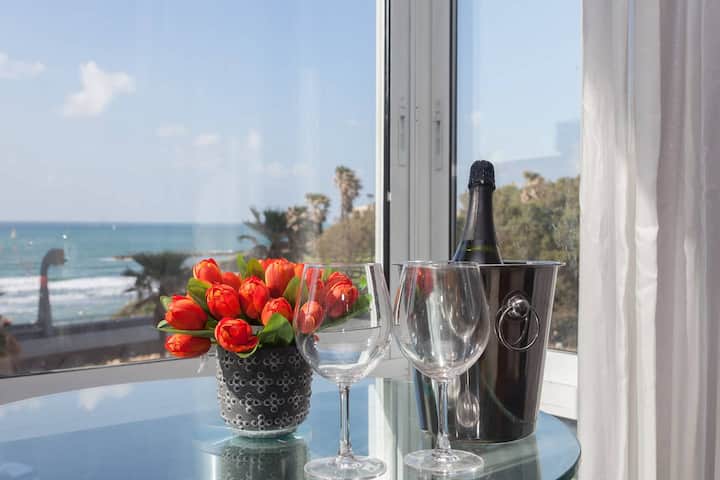 Ocean Views Over Hilton Beach + Bomb Shelter - Tel Aviv