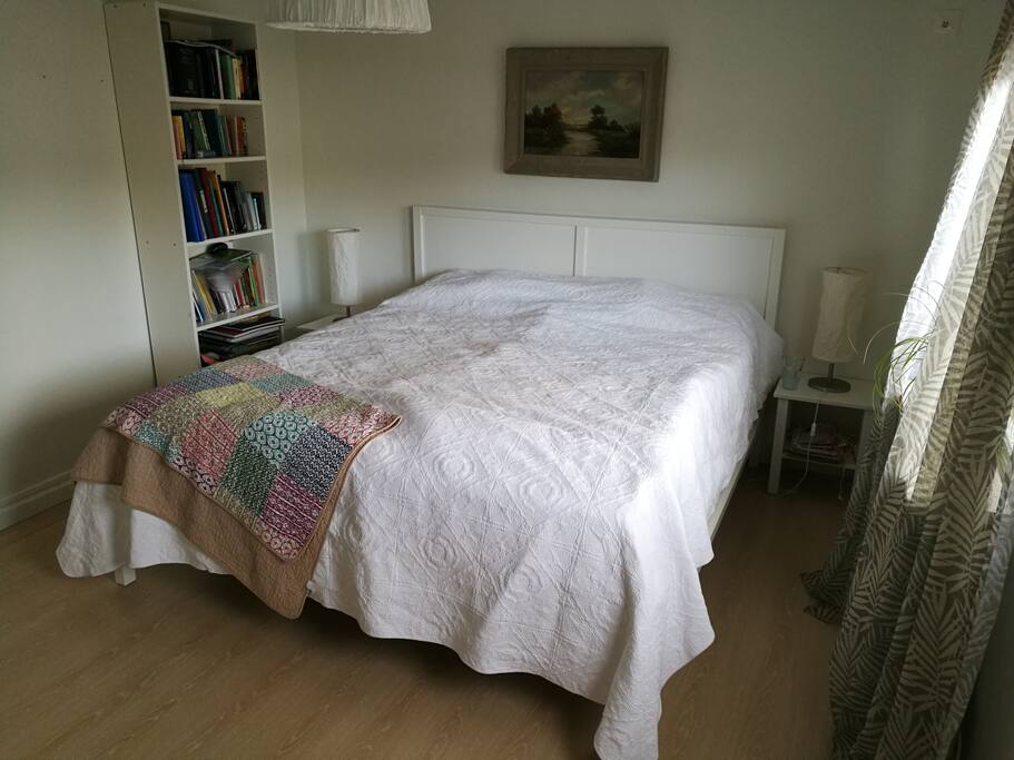 sovrum med skön dubbelsäng