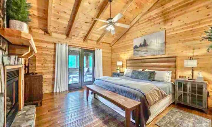 ห้องนอนใหญ่กว้างขวางประกอบด้วยเตียงขนาดคิงไซส์ผ้าปูที่นอนหรูหราม่านทึบแสงเตาผิงแก๊สและสมาร์ททีวีที่เต็มไปด้วย hulu, Pandora unlimited, Peacock, Paramount +, Disney +, MLB, ESPN และ DirecTV