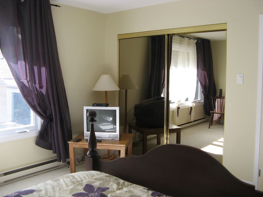 Grand placard avec miroir, télévision avec cable