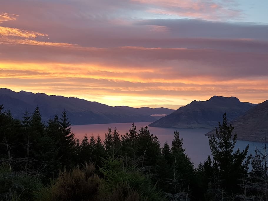 Walk up Queenstown Hill for a spectacular sunrise