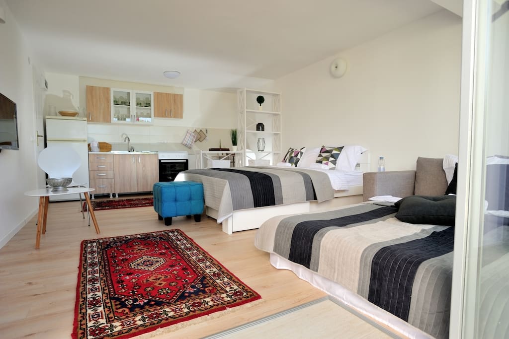 Beautiful studio apartment, accommodates up to three persons.