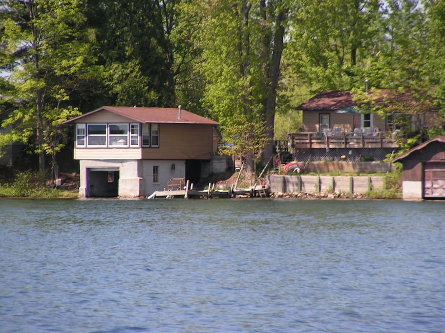 COZY WATERFRONT BOATHOUSE BIG BASS LAKE IRONS MI Guesthouses for Rent