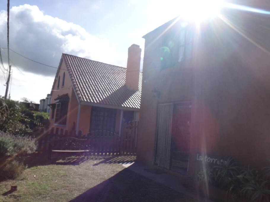 La Torreta / Punta del Diablo en Uruguay es una casa ubicada muy cerca a la Playa del Rivero y en el sector del centro. Contamos con todos los servicios básicos y espacios comunales donde por lo general se realizan prácticas artísticas y culturales.