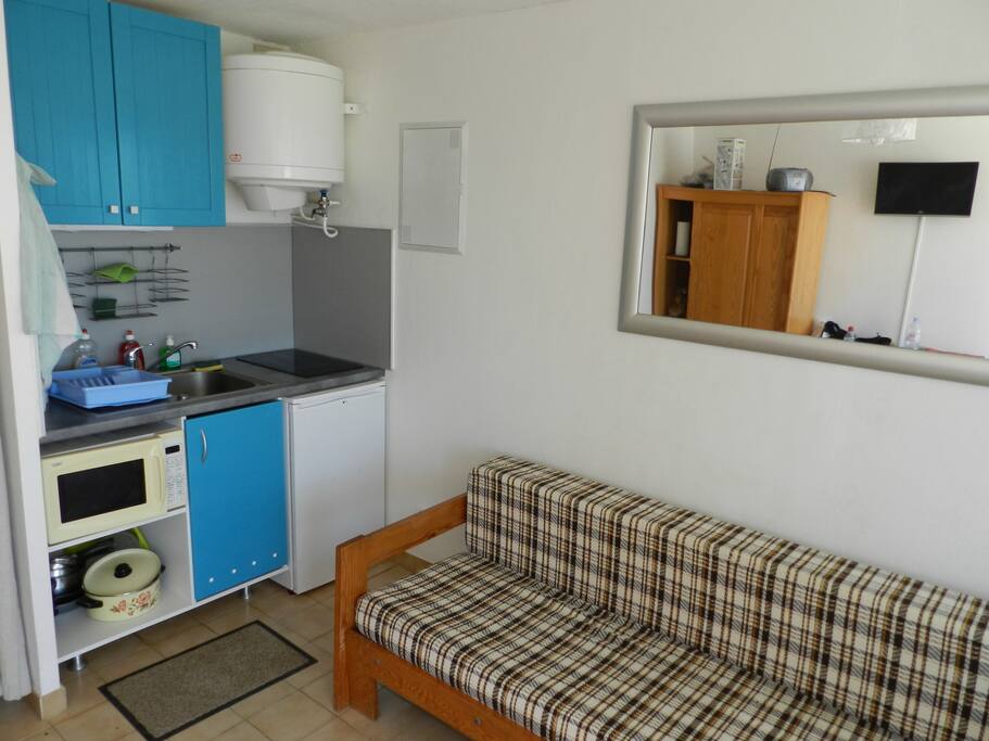 Séjour avec kitchenette et canapé-lit 140