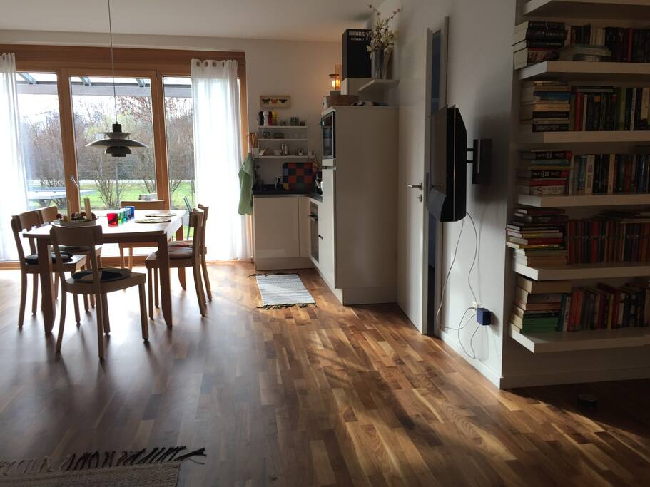 Lichtdurchfluteter Wohn — und Essbereich
