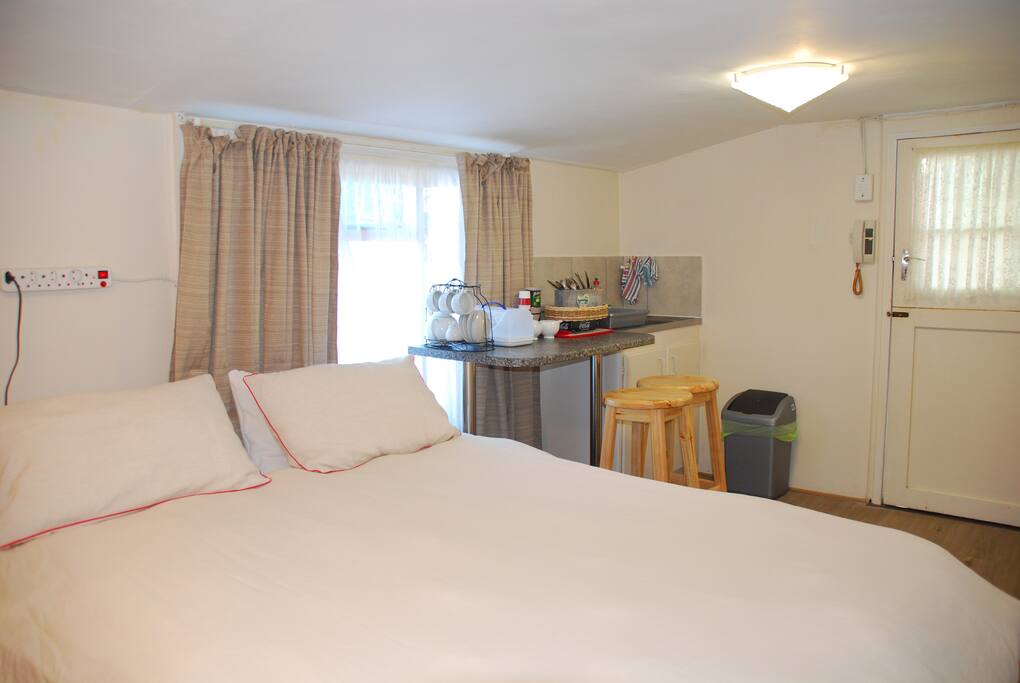 Self-catering unit with breakfast area