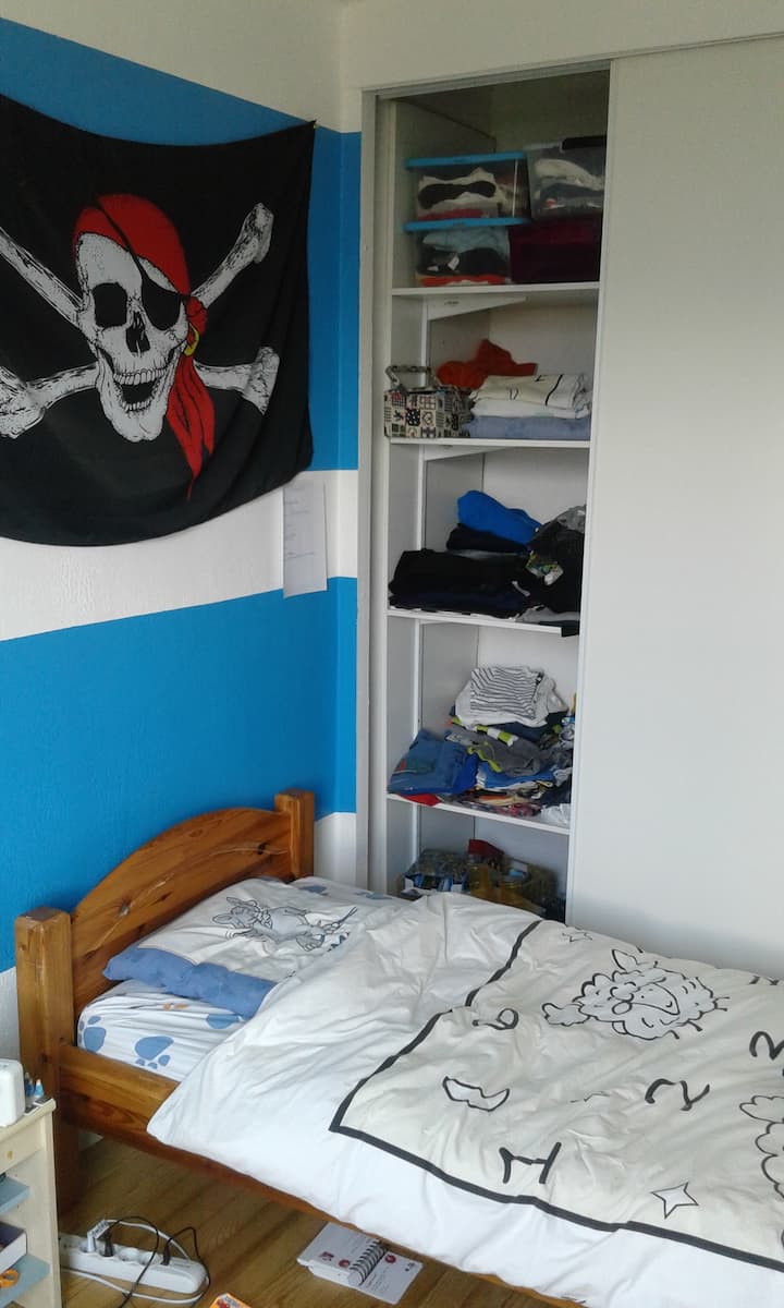 Spálňa 2 na 1. poschodí. Manželská posteľ.