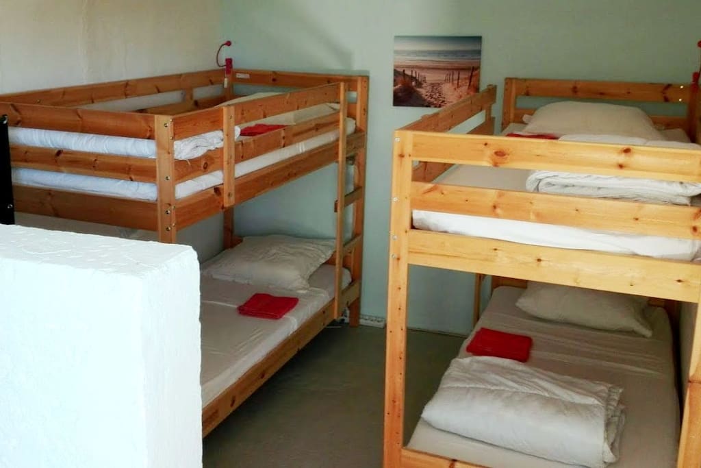 chambre C et D: 4 personnes en lits jumeaux à 60 €/nuit hors saison (30+15+15)