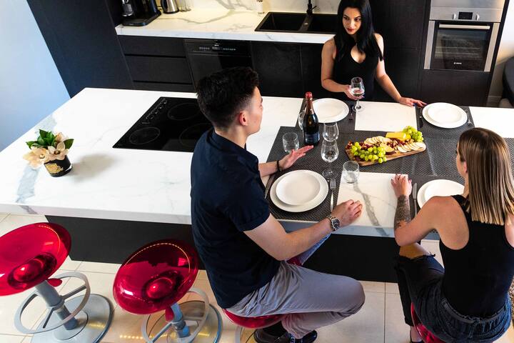 LUXE 2 Brunswick St Terrace Apartment Pet Friendly gallery image 5