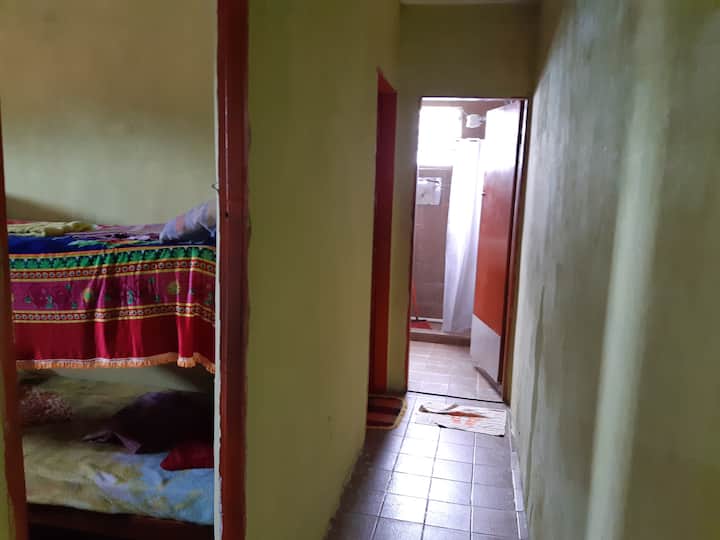 Il est exact que vous accédez aux chambres et à la salle de bain .