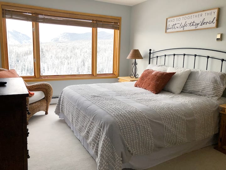 dormitorio principal con cama tamaño king, TV
