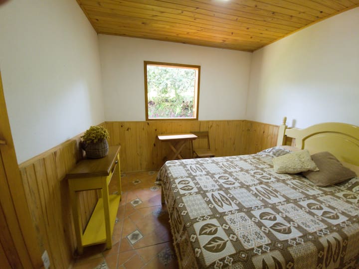 乡村小屋房间。 
我们可以应要求额外提供一张单人床 
