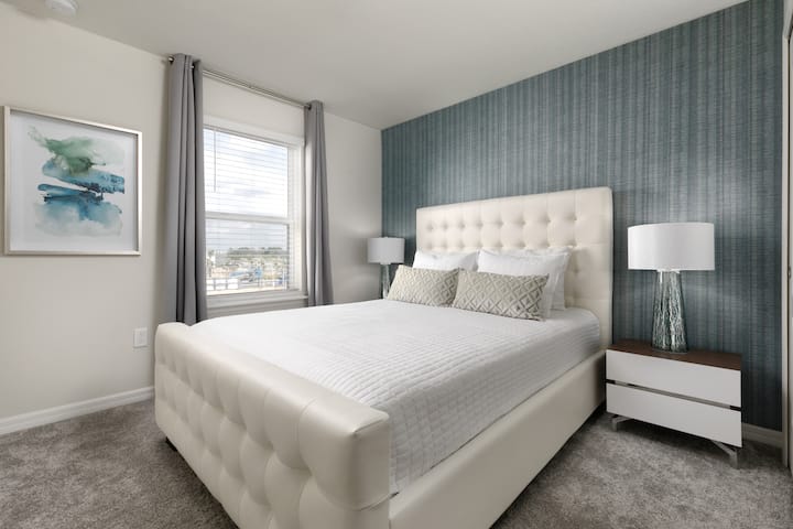 Suite spacieuse avec lit Queen Size.