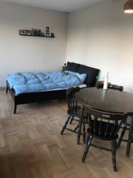 Bed and table in the room