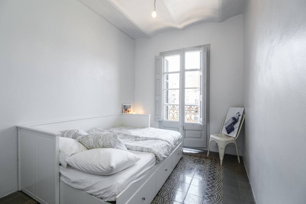160 x 200 cm bed / Private access to the balcony