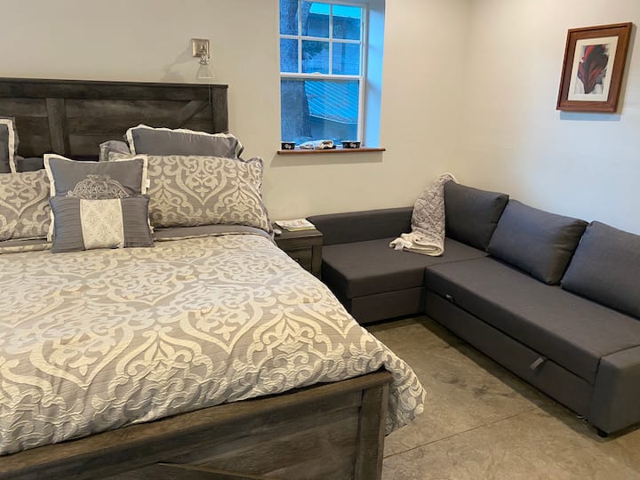 Მთავარი საძინებლის საწოლი 193 × 203 სმ და ტახტი, რომელიც იკეცება 152 × 203 სმ ზომის საწოლში