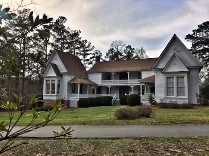 Stay in historic antebellum home. in Milledgeville, United