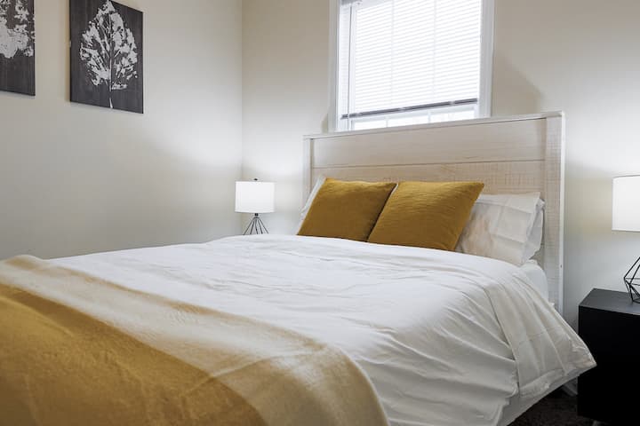 Letto matrimoniale, grande armadio e cassettiera.    Lenzuola leggere, morbide e traspiranti.  Piumino ipoallergico.   Completato con copripiumino spazzolato per la collezione alberghiera.