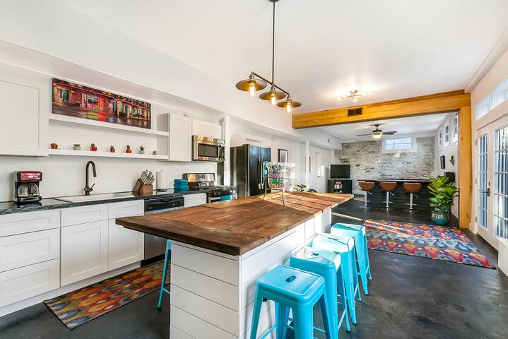 Uptown Funk! 10 beds, walk to Tulane & cafes