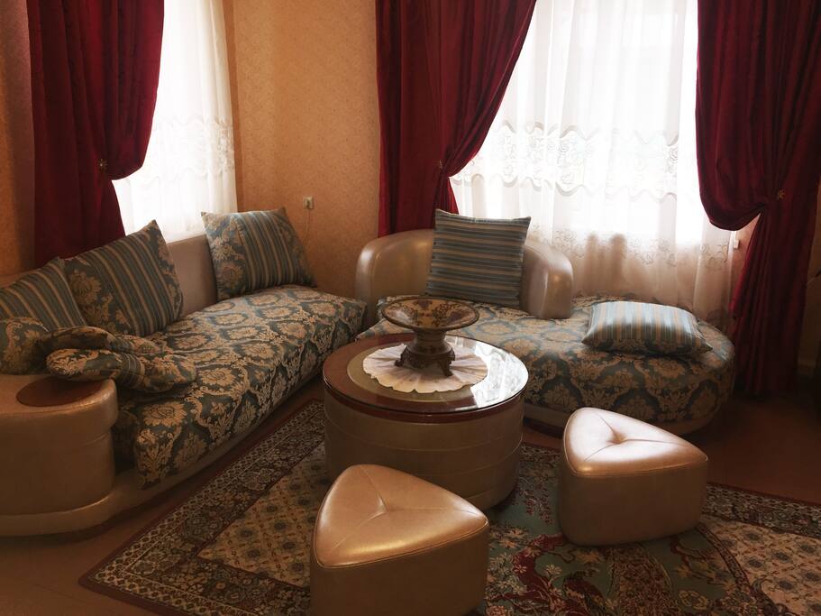 Первый этаж, гостиная.