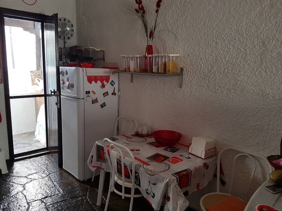 Απο την κουζινα το πίσω μπαλκόνι