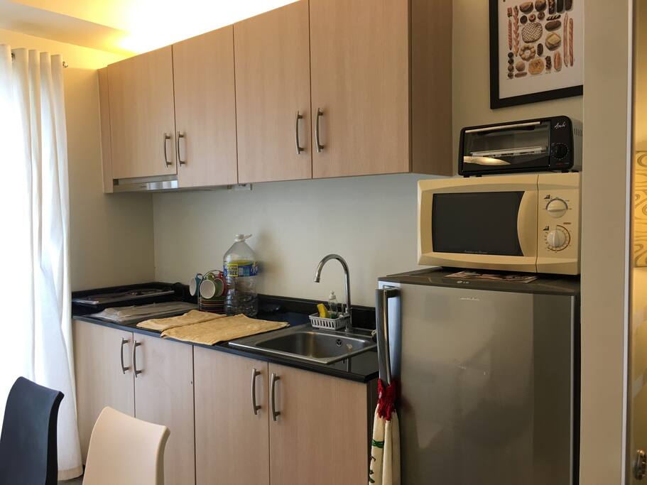 Complete kitchen amenities