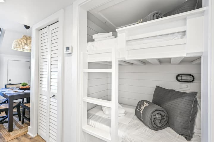 Des lits superposés très confortables. Amusant pour les enfants jusqu'à 120 livres. (Notez qu'ils font 60 pouces de long).