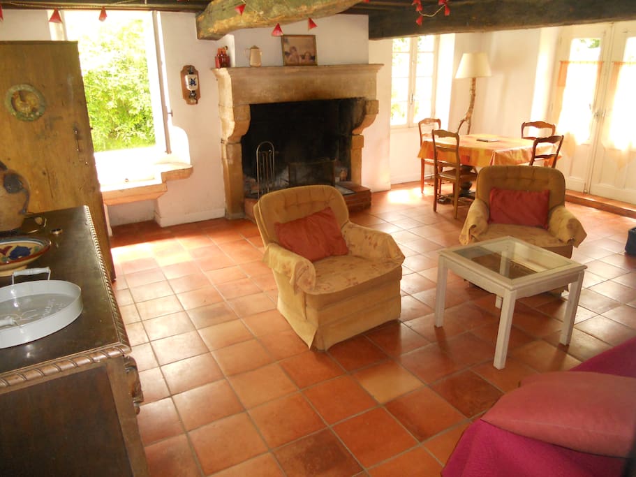 Salle à manger avec cheminée